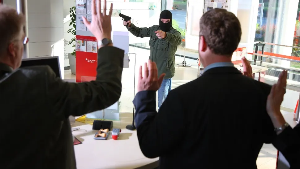 Poliția nu a reușit să-l prindă pe hoțul din banca de la Brăila. Foto/Profimedia