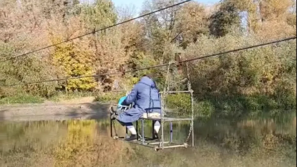 Bătrână în tiroliana improvizată (captură video)