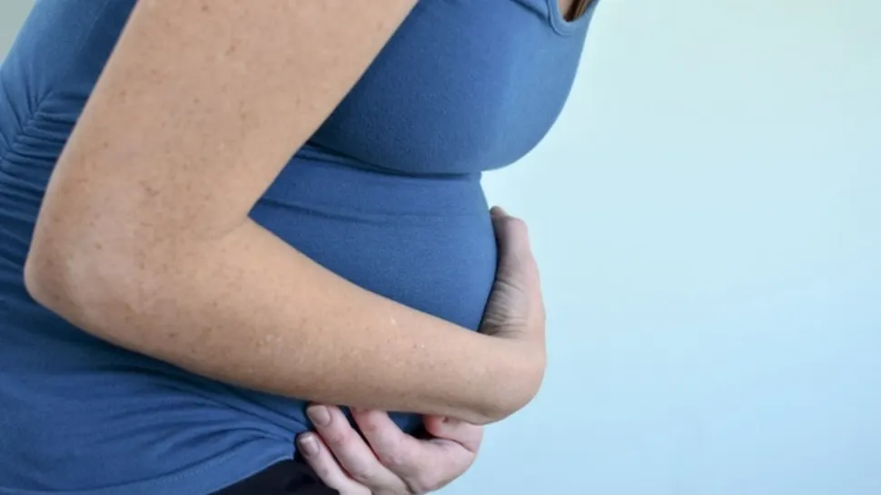 Tânără de 17 ani, cu Covid, în stare gravă la spital, după ce a născut