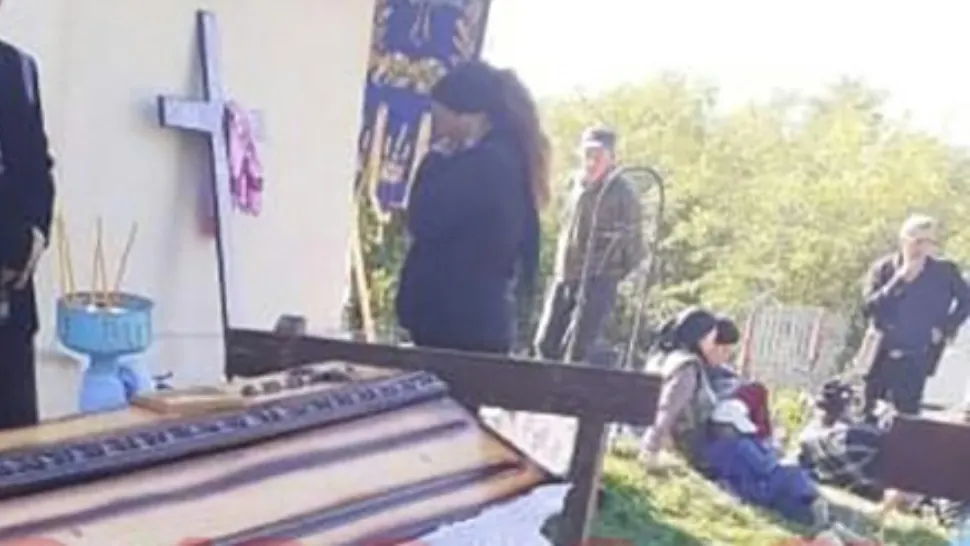 Rudele si cunoscuții au așteptat ore în șir sosirea preotului