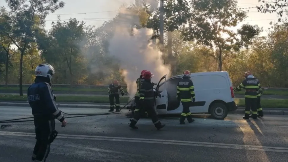 Incendiu în Capitală: O mașină a luat foc, pe o șosea aglomerată din Pipera