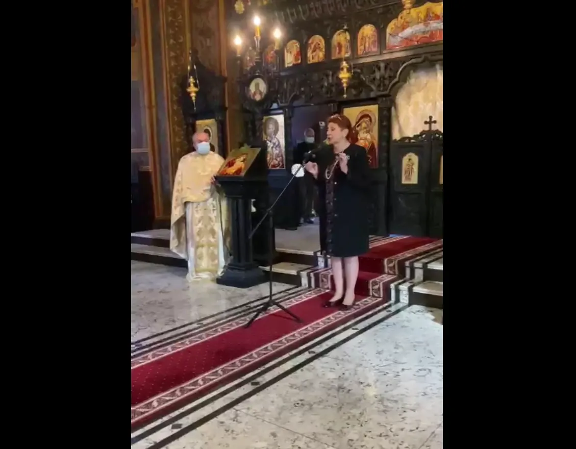 Medic vorbindu-le enoriasilor (captură video)