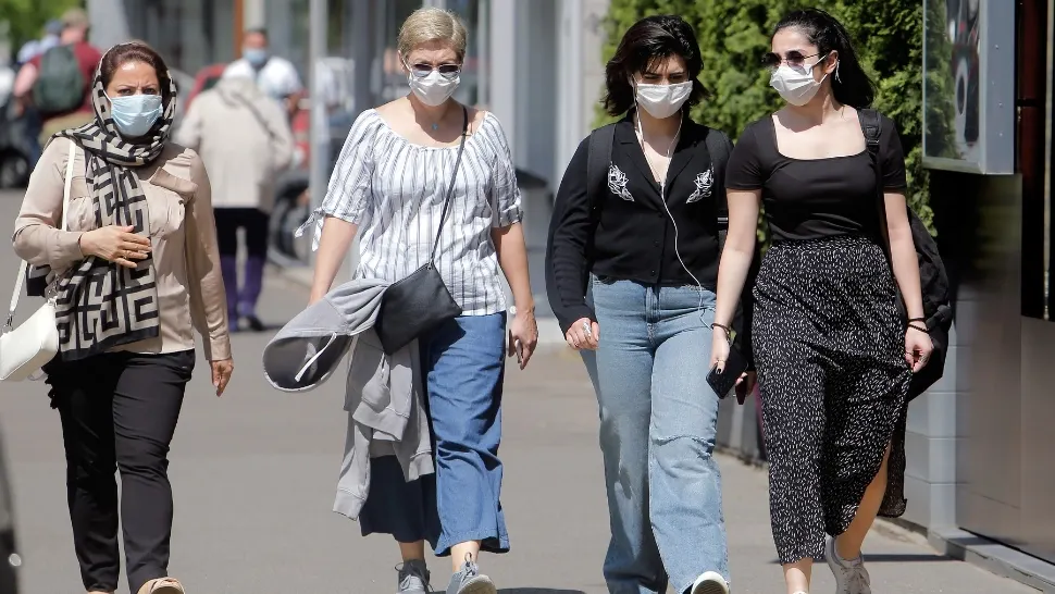 Oameni pe stradă, în Capitală / Foto: Profimedia