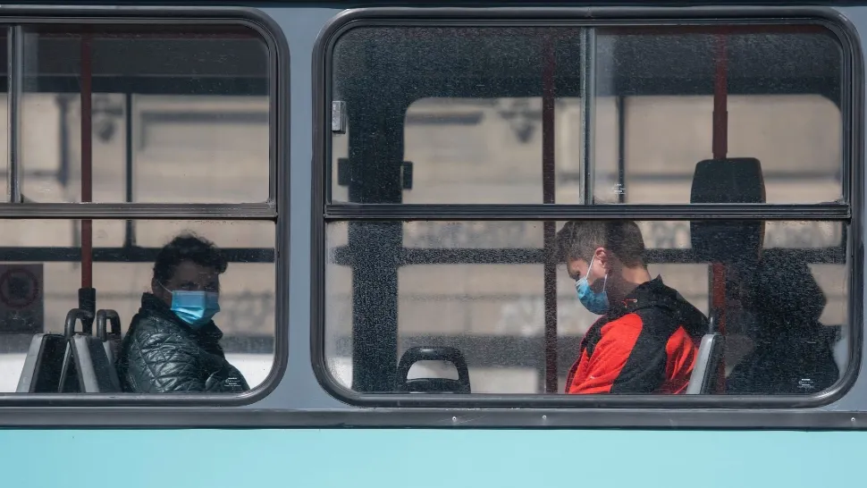 Oameni în autobuz, în Capitală / Profimedia