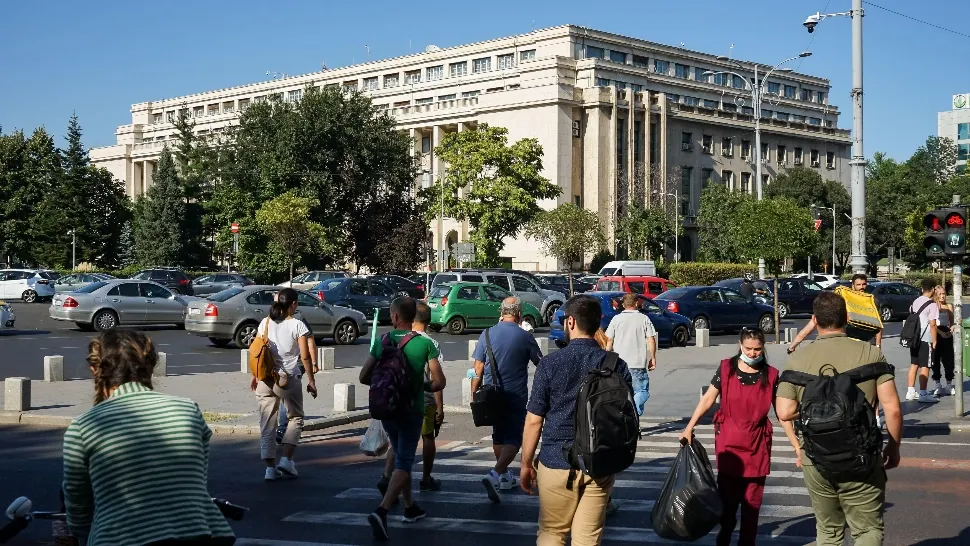 Împovărați de nevoi, românii s-au săturat de politică / FOTO: Profi Media