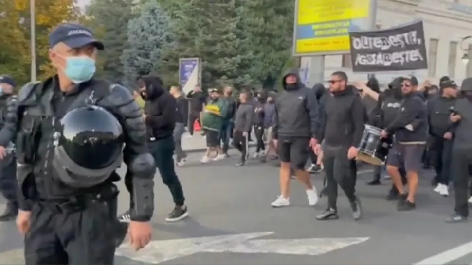 Tragedie pe stadion, la derby-ul de la Craiova: un suporter A MURIT în tribune