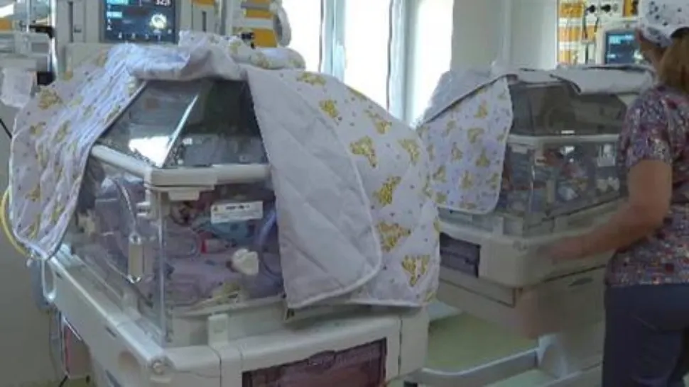 Incubatoare acoperite cu pături la maternitatea Bega