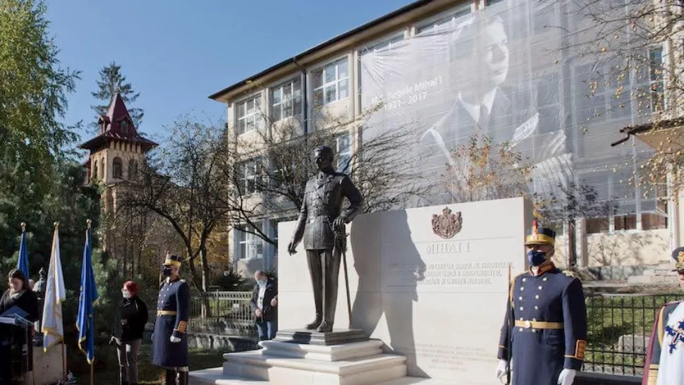 Statuia Regelui Mihai I, dezvelită la Sinaia, la 100 de ani de la nașterea fostului suveran Foto: Facebook.com
