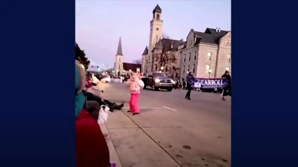 Momentul în care o mașină a intrat direct în mulțime. Captură video