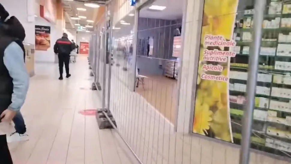 Gard metalic în supermarket. Vaccinaţii şi nevaccinaţii intră separat - Captură video