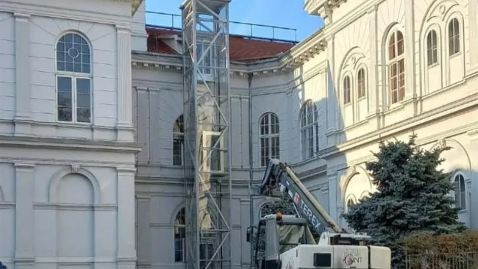 Bărbat în comă, cu fracturi multiple, după o cădere cu liftul de la 12 metri, de pe Primăria Arad Foto: aradon.ro