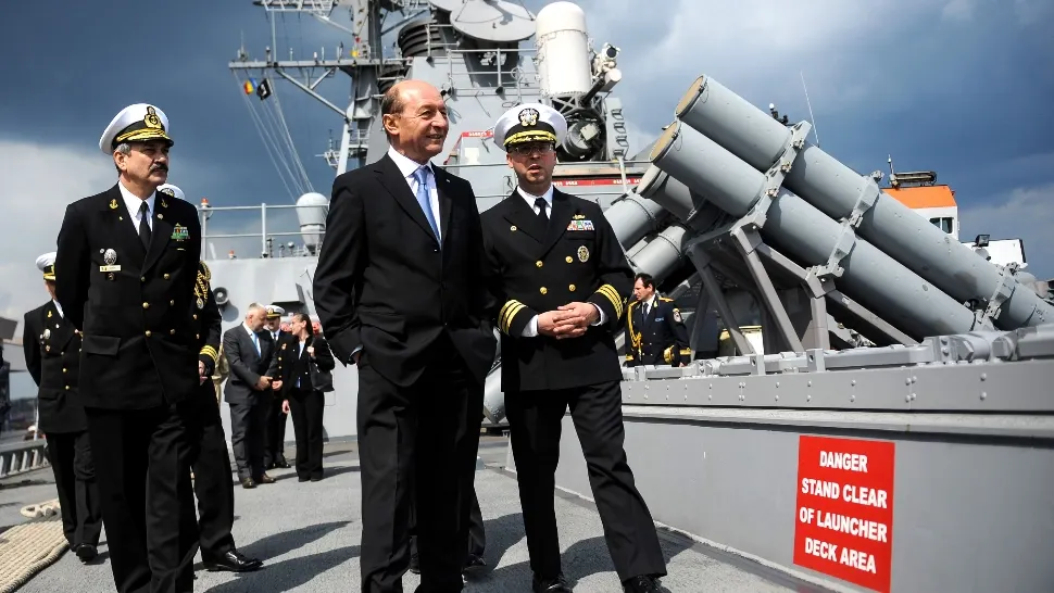 Băsescu, un comandat de cursă lungă care a început să rămână fără echipaj. Foto/Profimedia