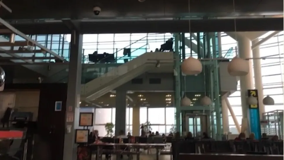 Peste 20 de oameni, printre care și copii, BLOCAȚI de 30 de ore pe aeroportul Otopeni Foto: Captură TV