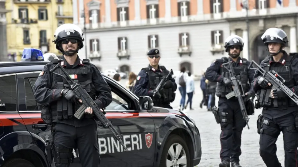 Doi români au fost arestați în Italia după ce au furat armele unor polițiști și au început să tragă în ei.