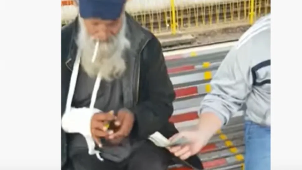 Dosar penal pentru polițiștii locali bătăuși din Cluj! De ce au vrut să-i dea mită cerșetorului Foto: Captură TV