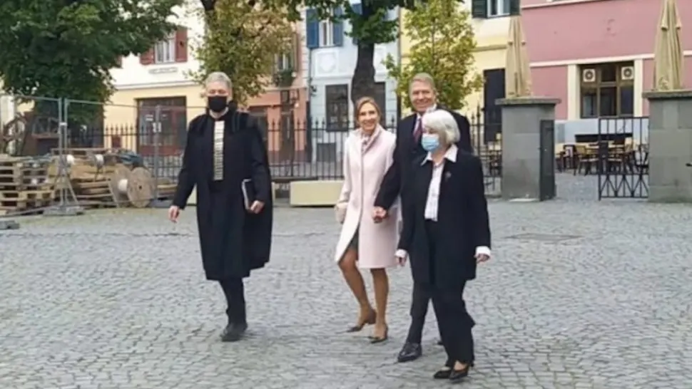 Klaus și Carmen Iohannis, fără mască pe stradă, în Sibiu (10 octombrie)