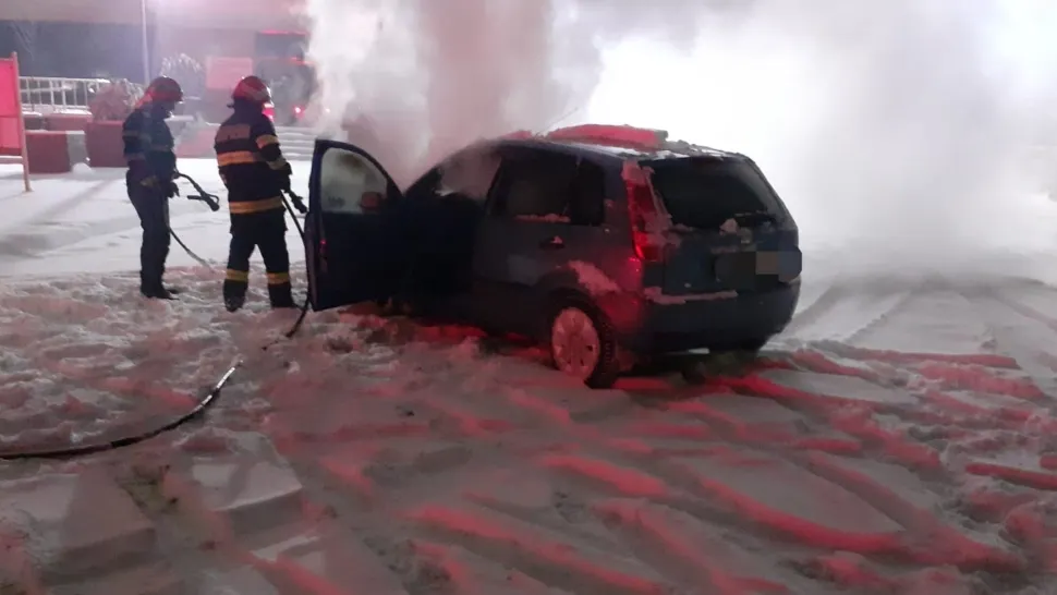 Mașină făcută SCRUM după drifturi prin zăpadă. Ce s-a întâmplat cu șoferul teribilist Foto: ISU Neamț