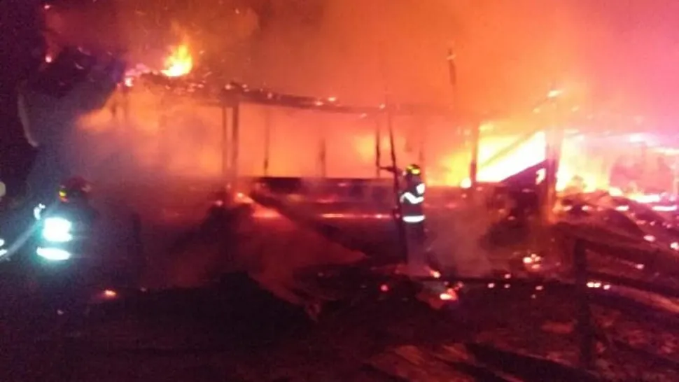 INCENDIU violent la Câmpulung Moldovenesc: 4 victime cu ARSURI au ajuns la spital Foto: ISU Suceava