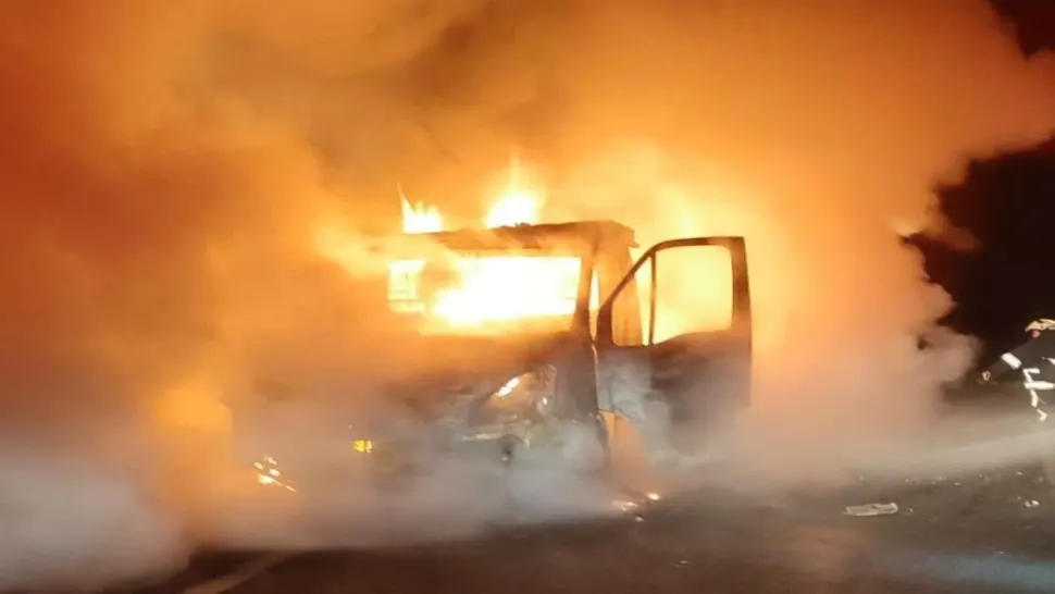 Autoutilitară distrusă de flăcări, în Cluj