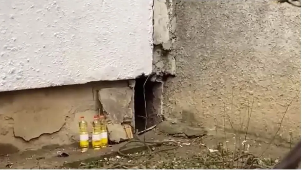 Femeie blocată în gură de aerisire. Sursa foto: Adevarul.ro