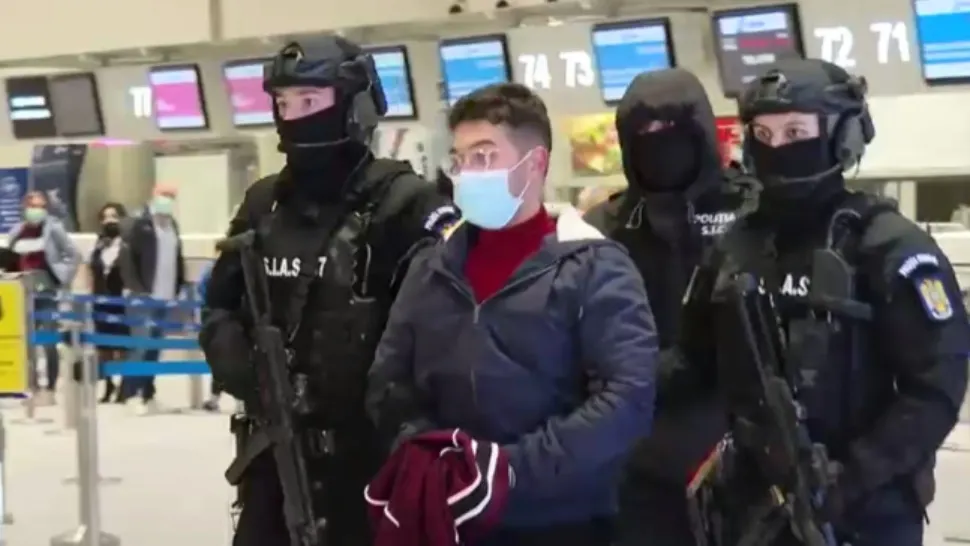 Criminalul marocan escortat de poliție la aeroport