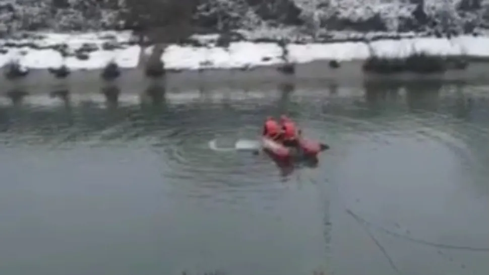Masina plonjata în apă (captură video)