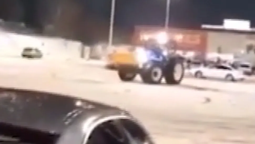 Utilaj deszăpezire, drifturi într-o parcare din Bacău