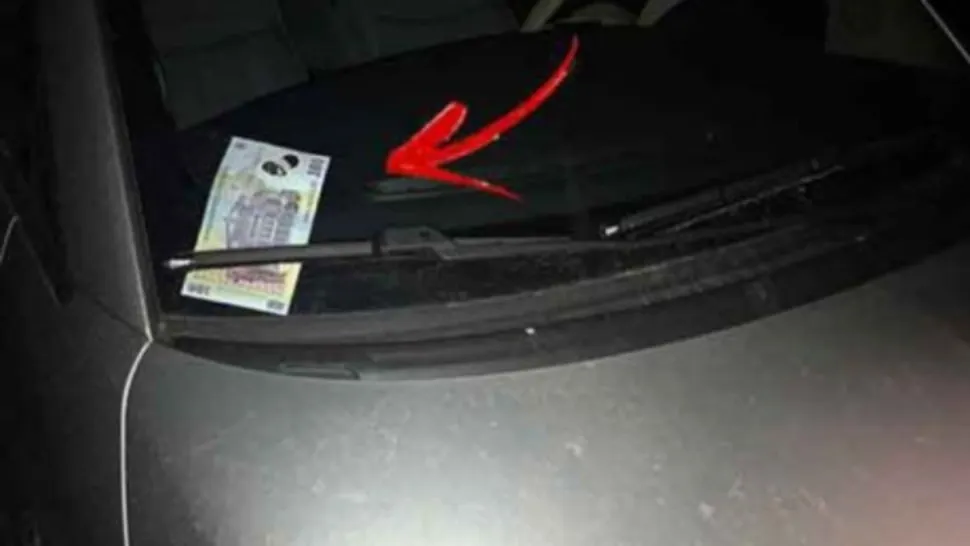 Bancnota in parbriz