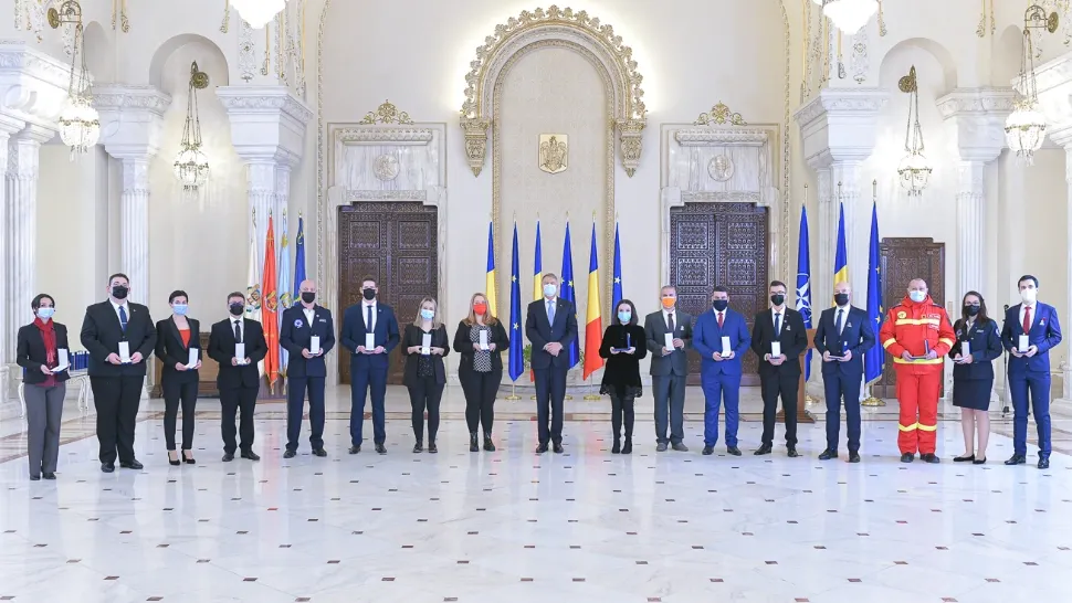 Klaus Iohannis, mesaj pentru VOLUNTARII din echipele de prim ajutor: Ați fost un sprijin important pentru a salva vieți în cea mai gravă criză sanitară