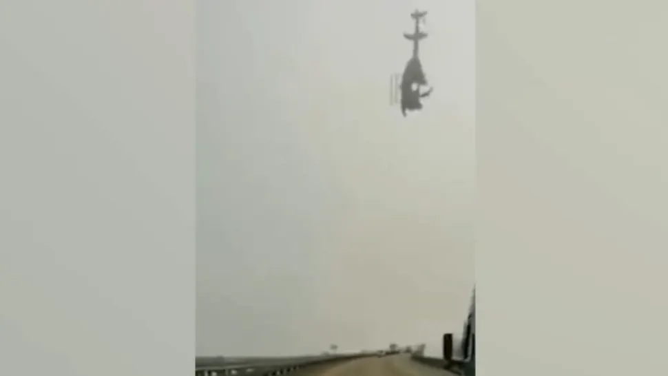 Incident aviatic: elicopter prăbușit pe autostradă. Tragedia, surprinsă pe cameră