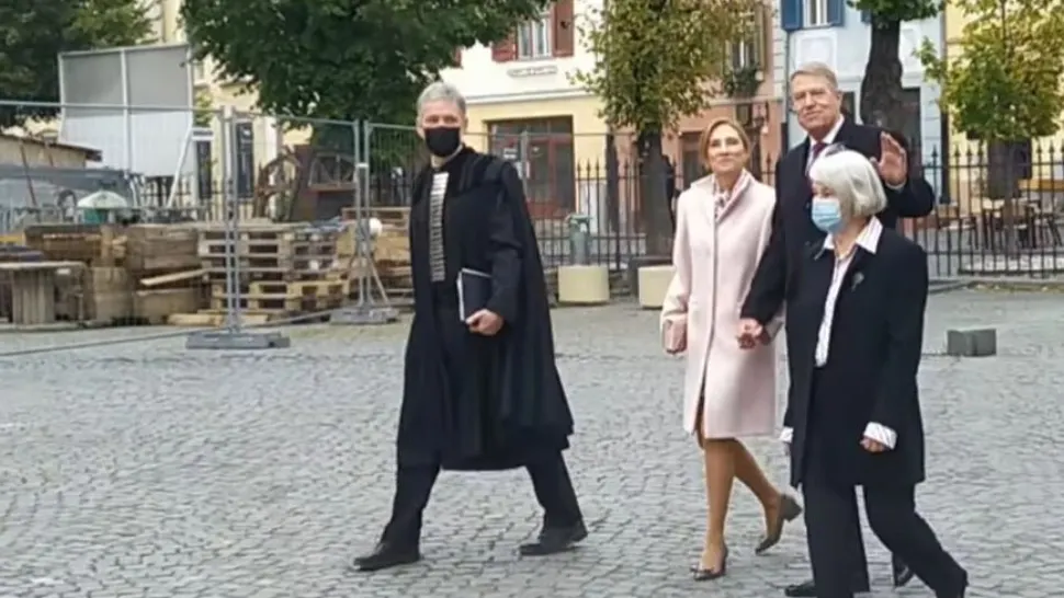 Carmen și Klaus Iohannis, fără mască la biserică