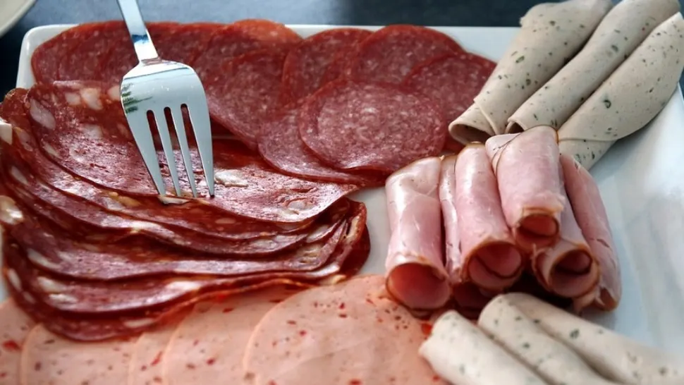 De ce devin, de fapt, mezelurile lipicioase. Mai sunt bune de consum?