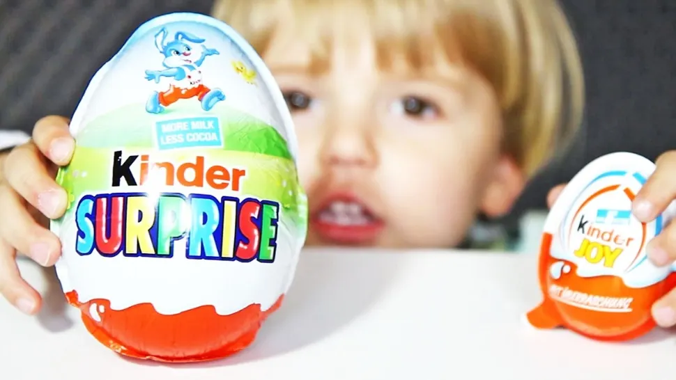 De Moș Nicolae, a cumpărat un ou Kinder pentru fiul ei. Când l-a desfăcut, a amuțit!