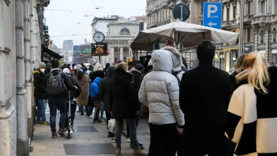 Coadă la o farmacie din Milano | Foto: Profimedia