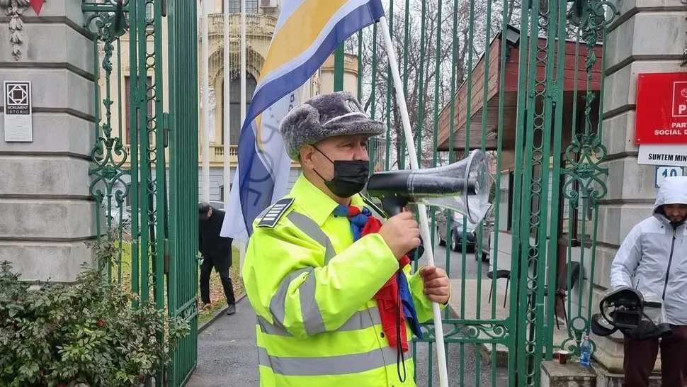Protest al polițiștilor în fața sediului PSD (foto: FB/Sindicatul Europol)