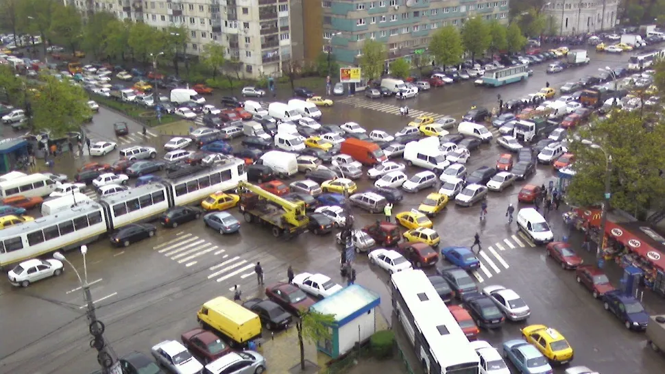 Un bucureștean stă în trafic 98 de ore pe an