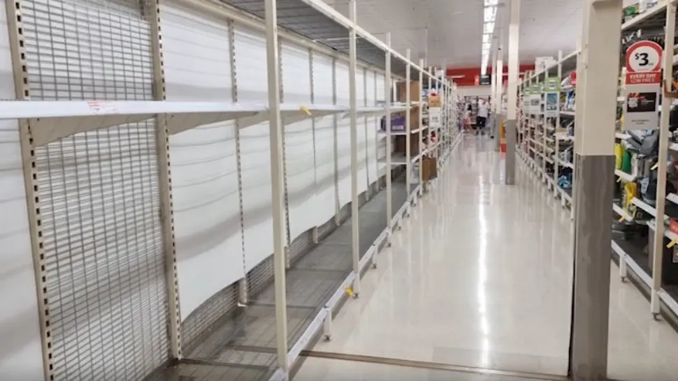 Rafturi goale supermarket / Captură video
