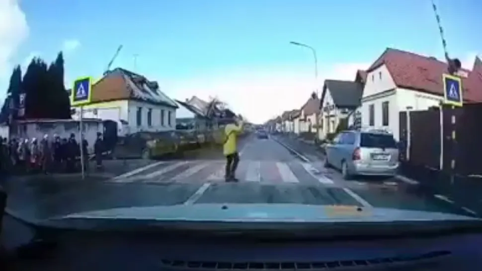 „Cazul Raisa”, la un pas de a se repeta! Copii, puși în pericol pe trecerea de pietoni de un șofer inconștient - Imagini ȘOCANTE