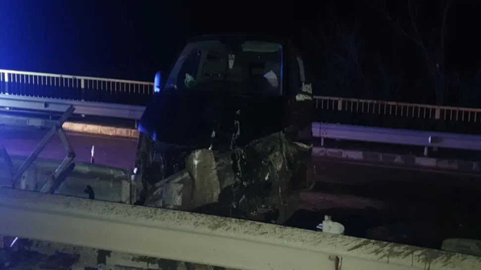 Accident înfiorător, în Tulcea: trei copii răniți, după ce mașina a intrat într-un cap de pod