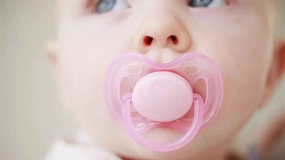 Cu suzetele Bibs de la Little Prints orice bebeluș zâmbește