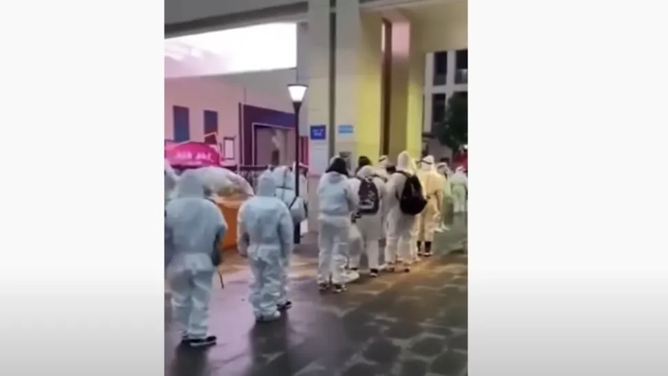 Elevi în costume speciale de protecție, în China/ Captură video Youtube