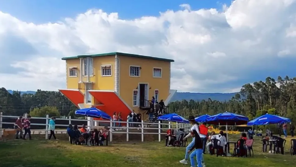 O casă mai specială. Are podeaua în tavan. Foto/Captură video