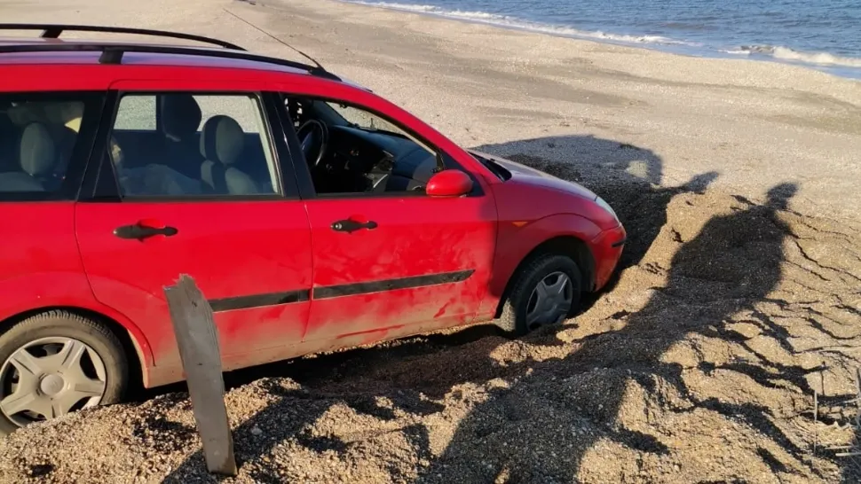 A intrat cu mașina pe nisip și a plecat cu amendă de 10.000 de lei. Foto/Primăria Constanța