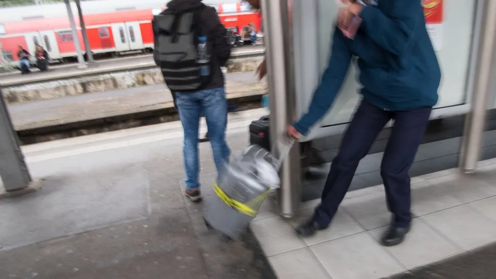 Hot prins în timp ce fura de pe peronul gării. Foto/Profimedia