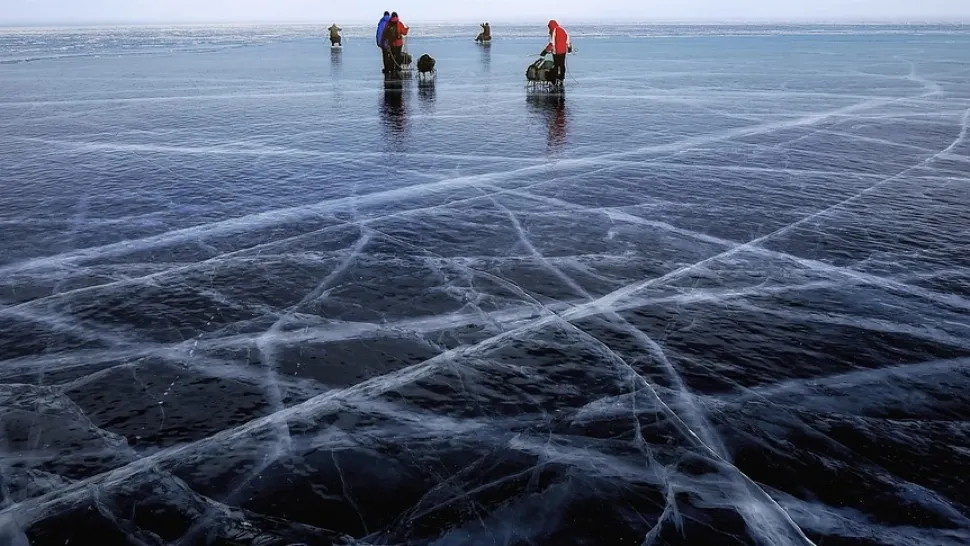 O rusoaică de 79 de ani patinează în fiecare zi pe lacul Baikal din Siberia - Imagini virale