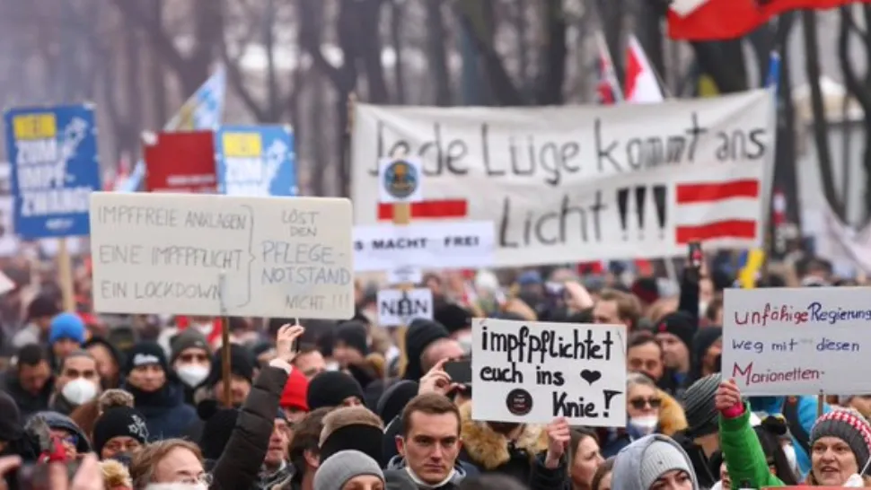Austriecii protestează împotriva vaccinării obligatorie COVID-19 Foto: Twitter.com