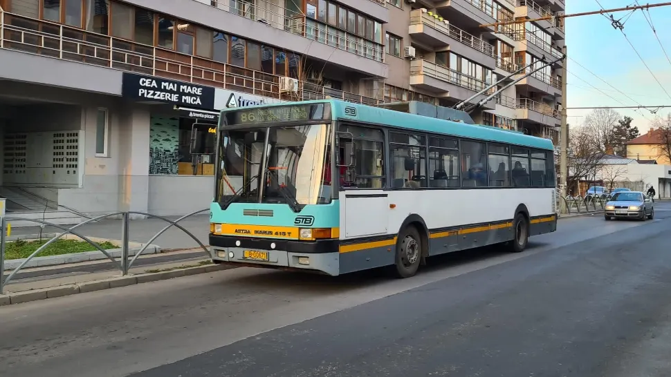Troleibuz STB / Facebook Nicușor Dan