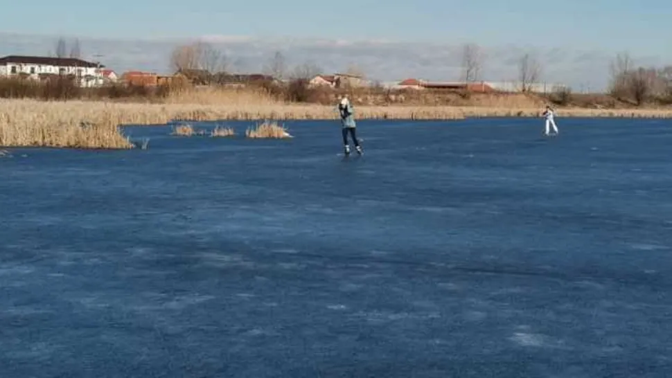 Imagini spectaculoase: un lac din România a fost transformat în patinoar natural / Foto: adevarul.ro