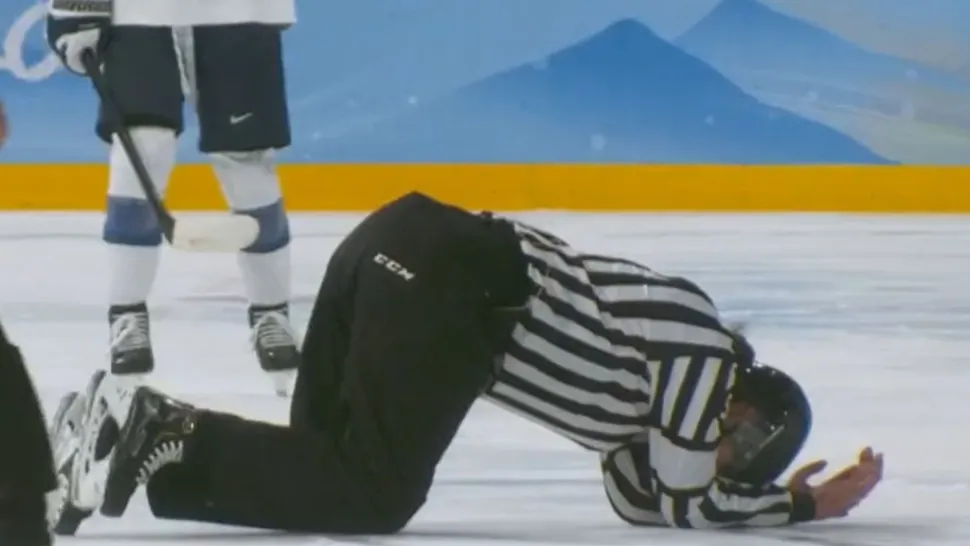 VIDEO | Momente de panică: O femeie arbitru s-a ciocnit cu o hocheistă și a căzut pe gheață