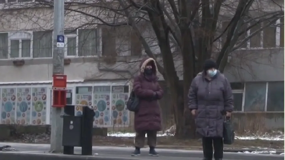 Stație de autobuz fără refugiu / Captură video